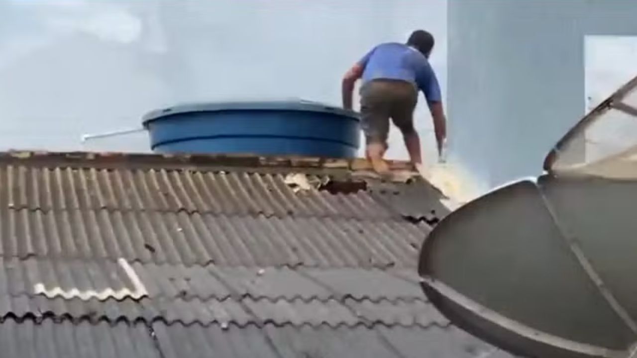 Homem invade casa da ex-mulher, a ameaça de morte com faca e corre pelo telhado para fugir da polícia em MT
